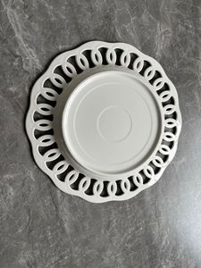 <span class=keywords><strong>Assiettes</strong></span> de présentation en céramique et <span class=keywords><strong>porcelaine</strong></span> blanches de style américain, à bordure ajourée, pour la location de vaisselle de mariage - Product Image 6