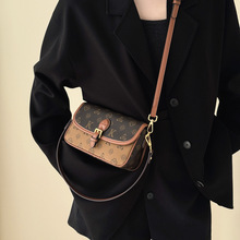 กระเป๋าใบเล็กสำหรับผู้หญิงรุ่นใหม่จาก Luxury <span class=keywords><strong>Lou</strong></span> ดีไซน์ทันสมัยและหรูหรา พร้อมลายปักแบบโมโนแกรม กระเป๋าทรงสี่เหลี่ยมขนาดเล็ก ใช้งานได้หลากหลายทั้งแบบสะพายไหล่และสะพายข้าง - Product Image 5