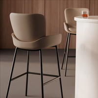 Tabouret de bar en cuir de luxe léger avec structure en fer, mobilier de bar commercial moderne et minimaliste avec siège non pivotant