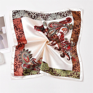 Écharpe en soie à imprimé floral de luxe pour femmes, écharpe carrée en satin doré, motif rose vintage, foulard pour le cou, pour mariage et cadeau - Product Image 2