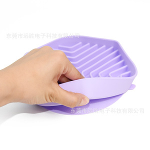 Cuenco de silicona para alimentación lenta de mascotas, cuenco de comida para perros antiasfixia, forma cuadrante de 190x175x30mm, fácil de limpiar para mascotas - Product Image 1