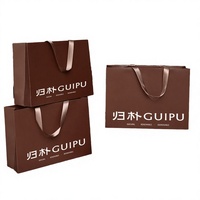 Fabrication sur mesure de sacs cadeaux de luxe en papier d'art de haute qualité, faits à la main, pour boutiques de vêtements, avec estampage à chaud et poignée en ruban.