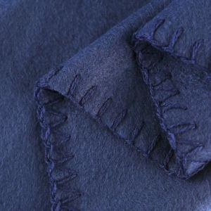 Couverture en polaire personnalisée avec sangle de transport - Confortable, portable et idéale pour les aventures en plein air ou les voyages - Product Image 4