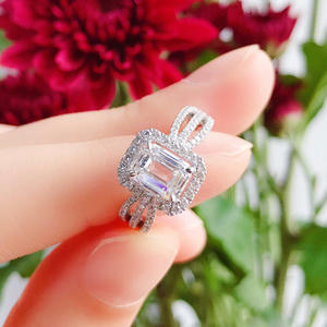 Anello di fidanzamento da donna F900 in oro bianco con diamante taglio smeraldo, pietra principale colore D naturale e diamanti laterali - Product Image 4