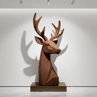 Grande sculpture d'animal en acier corten en forme de tête de cerf, avec base large en acier résistante au vent, pour jardin de complexe hôtelier cinq étoiles