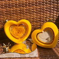 Boîte à bijoux en forme de cœur rotatif avec fleur éternelle jaune, cadeau d'anniversaire romantique, design Noël 2026