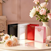 Sacs en papier kraft écologiques avec poignées, motif estampé à chaud rose pour bijoux de luxe, logo personnalisé, vente en gros artisanale