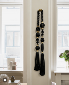 Décoration murale en macramé style Caralarga, noir et or, avec nœuds et pompons, pour la maison, le salon ou un mariage - Product Image 2