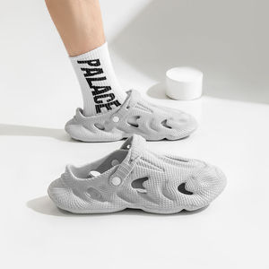 รองเท้าแตะผู้ชายแบบสวมหน้าร้อน ระบายอากาศได้ดี ปิดนิ้วเท้า พื้นกันลื่น ผลิตด้วยวิธีฉีดขึ้นรูป เหมาะสำหรับใส่กลางแจ้ง - Product Image 1