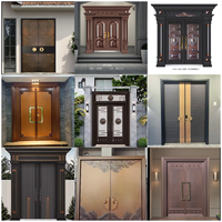 Porte extérieure de sécurité à double battant en aluminium moulé gaufré, avec accents en laiton antique, pour maisons de luxe