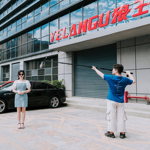 ไมโครโฟนแบบหนีบ YELANGU ใช้พลังงานจากแบตเตอรี่ พร้อมคลิปหนีบสำหรับกล้อง บันทึกวิดีโอ ถ่ายทอดสด - Product Image 1