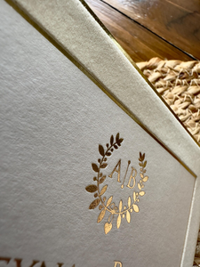 Tarjeta de Invitación de Boda de Lujo con Marco de Terciopelo Crema Personalizado, Papel Dorado y Sobre Grueso con Hoja de Oro - Product Image 5