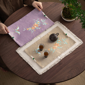Tapis à thé rectangulaire en tissu brodé à la main avec pompon et motif papillon pour service à thé, isolation thermique et décoration de table - Product Image 1