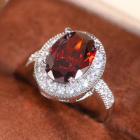 Bague plaquée argent à la mode de luxe léger Bague en pierres précieuses rouges avec zircon cubique ovale micro-pavée GiftGJZ0962