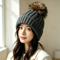 Bonnet en tricot épais avec pompon, doublure en satin, chaud pour l'hiver, grande boule de fourrure moelleuse, bonnet tricoté pour femme, usage quotidien en extérieur