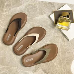 Factory Wholesale Flip-flops for Men, Worn As Outerwear Are Comfortable and Casual Featuring Flat Soles and Beach-style <b>Toe</b> <b>Caps</b> - Product Image 2