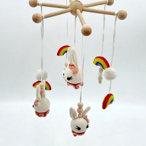 Jouets en peluche doux tricotés non tissés pour nouveau-nés, mobile de lit bébé avec motif abeille et design personnalisé, vente en gros - Product Image 2