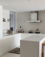 Ensemble de meubles de cuisine en bois massif, comprenant des armoires à finition brillante UV, des portes en contreplaqué acrylique cristal, style panneau moderne et durable