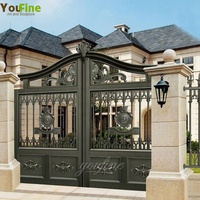 Portail en fer forgé français, double battant ornemental, accents dorés, motifs festonnés, arche noire, pour entrée de jardin, allée, villa, propriété