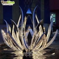 Fontaine sculpturale en acier inoxydable en forme de fleur de lotus, pétales perforés multicouches avec éclairage LED, pour extérieur, jardin, hôtel, villa