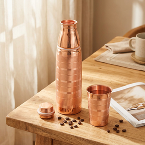 Bouteille en cuivre artisanale avec verre assorti Ensemble de bouteilles d'eau en cuivre de qualité supérieure Ensemble de bouteilles d'eau en cuivre ayurvédique 950 ml - Product Image 1