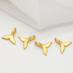 Venta al por mayor de la fábrica tonto chapado en oro 14K chapado en oro de latón de cola de pescado en forma de encanto - Product Image 4