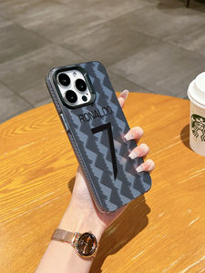 Nombre y Número Personalizables # Funda para iPhone con Estampado de Fútbol, Textura Geométrica Reflectante y Resistente a Impactos para 17/16/15/14/13 Pro Max - Product Image 5