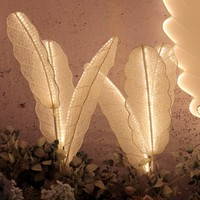 Support créatif de fleur de fond de scène de mariage de feuilles de bananier rougeoyantes acryliques avec des lumières de plume de LED