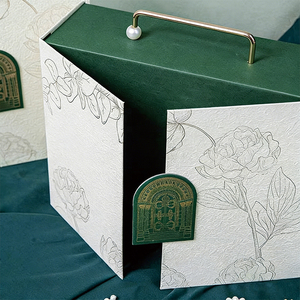 Boîte cadeau rigide à double porte magnétique personnalisée avec poignée, estampage à chaud or et pelliculage mat pour emballage de bonbons de mariage - Product Image 2