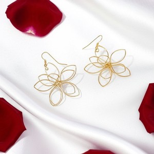 Orecchini a Perno con Fiore Traforato per Donne, Design a Più Petali, Gioielli Eleganti e alla Moda - Product Image 2