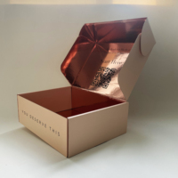 Caja de Embalaje de Cartón Corrugado Negro de Alta Gama Ecológica y Duradera con Estampado Holográfico y Laminado Mate