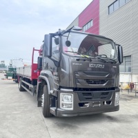 Camion-grue Isuzu FVR GIGA avec grue à bras droit à 4 sections de 8 tonnes, grue montée sur camion à plateau