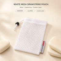 Pochette en filet blanc tissé sur mesure avec étiquette personnalisée, cordon de serrage en plastique noir et fermeture à bouton, pour le bain, les soins de la peau et les voyages