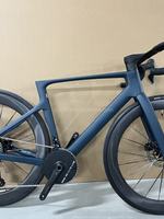700C Carbon-Rennrad mit Shimano 105 24-Gang-Schaltung, 50mm Carbon Wave Felgensatz, Aero-Rennrad mit Innenkabeln, Herren, 7,7kg