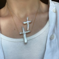 Venta al por mayor de joyería religiosa, regalos católicos hechos a mano sin deslustre, collar de Cruz de perlas de agua dulce barrocas opalescentes de oro PVD de 18K