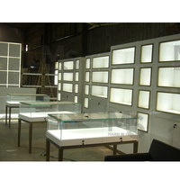 Vitrine de bijoux en verre moderne de luxe Comptoir en bois éclairé par LED pour jouet Whisky Curio Cabinets pour magasin Design d'intérieur utilisé