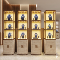 Vitrines à bijoux sur mesure sur base en pierre opulente, cadre métallique pleine hauteur, présentoir à diamants d'élite, salle d'exposition de bijoux LED