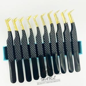 Pince à épiler HARL Beauty Instruments en acier inoxydable noir et or avec embout lisse de 11 mm pour extensions de cils et sourcils - Product Image 1