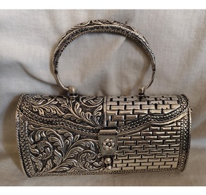 Pochette de soirée métallique de luxe pour femmes avec une texture lisse et un design chic pour les mariages et les célébrations en provenance d'Inde - Product Image 1