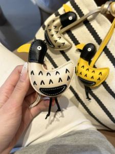 Su <span class=keywords><strong>Yinyin</strong></span> pato hecho a mano PU bolsa colgante especial espejo retrovisor adorno colgante para Richer Together nicho accesorio - Product Image 3