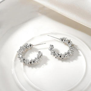 Boucles d'oreilles créoles dorées en or massif 18 carats, design minimaliste, bijoux pour femme à porter au quotidien, boucles d'oreilles fines, accessoire de mode - Product Image 4