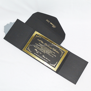 Biglietto d'Invito Personalizzato di Alta Gamma con Copertina Rigida Nera Pieghevole e Fibbia Intagliata in Acrilico Specchiato Dorato - Product Image 6