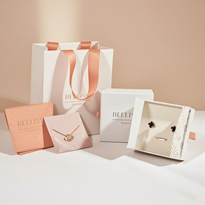 Hộp quà trang sức vòng tay nhỏ xinh, sang trọng, cá nhân hóa với hộp của bạn - Product Image 1
