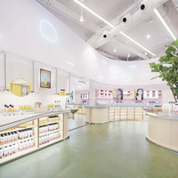 Comptoir de beauté personnalisable de style vert naturel, étagère de magasin en bois, bar à parfums, présentoir de produits