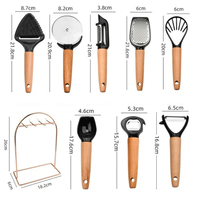 Huishoudelijke kleine roestvrijstalen keuken gadgetset, onmisbare keukenhulpjes: draaibare schilmes, flesopener, pizzames, pizzaschep