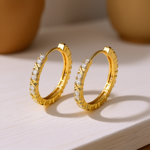 Orecchini a Cerchio Dorati Placcati in Oro 18K con Incastonatura a Canale di Diamanti, Gioielli da Festa per Donna - Product Image 2