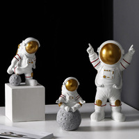 Statue d'astronaute en résine sur le thème de l'espace décor de chambre à coucher avec planète et ornement de bureau Sculpture décor à la maison