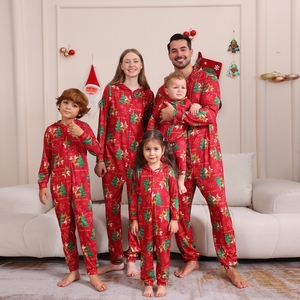 פיג'מת אוברול סרוגה אלגנטית עם קפוצ'ון ורוכסן למשפחה לחג המולד, תואמת לאם, לאבא ולילד - Product Image 1