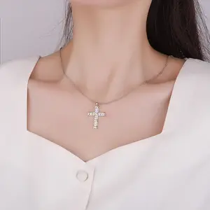 Vente en gros de colliers croix personnalisés en argent sterling 925 Moissanite double couleur collier de croix personnalisé en forme de XO pour les femmes