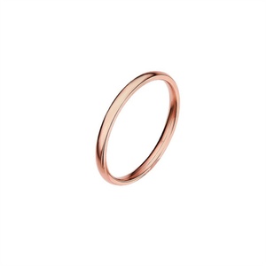 Anillo Sencillo de Acero Inoxidable con Acabado Pulido, Plateado en Oro de 18k, Joyería para Mujer - Product Image 5